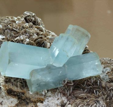 Aquamarine-gemstone-uncut